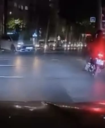 KIRMIZI IŞIKTA GEÇEN OTOMOBİL MOTOSİKLETE ÇARPTI