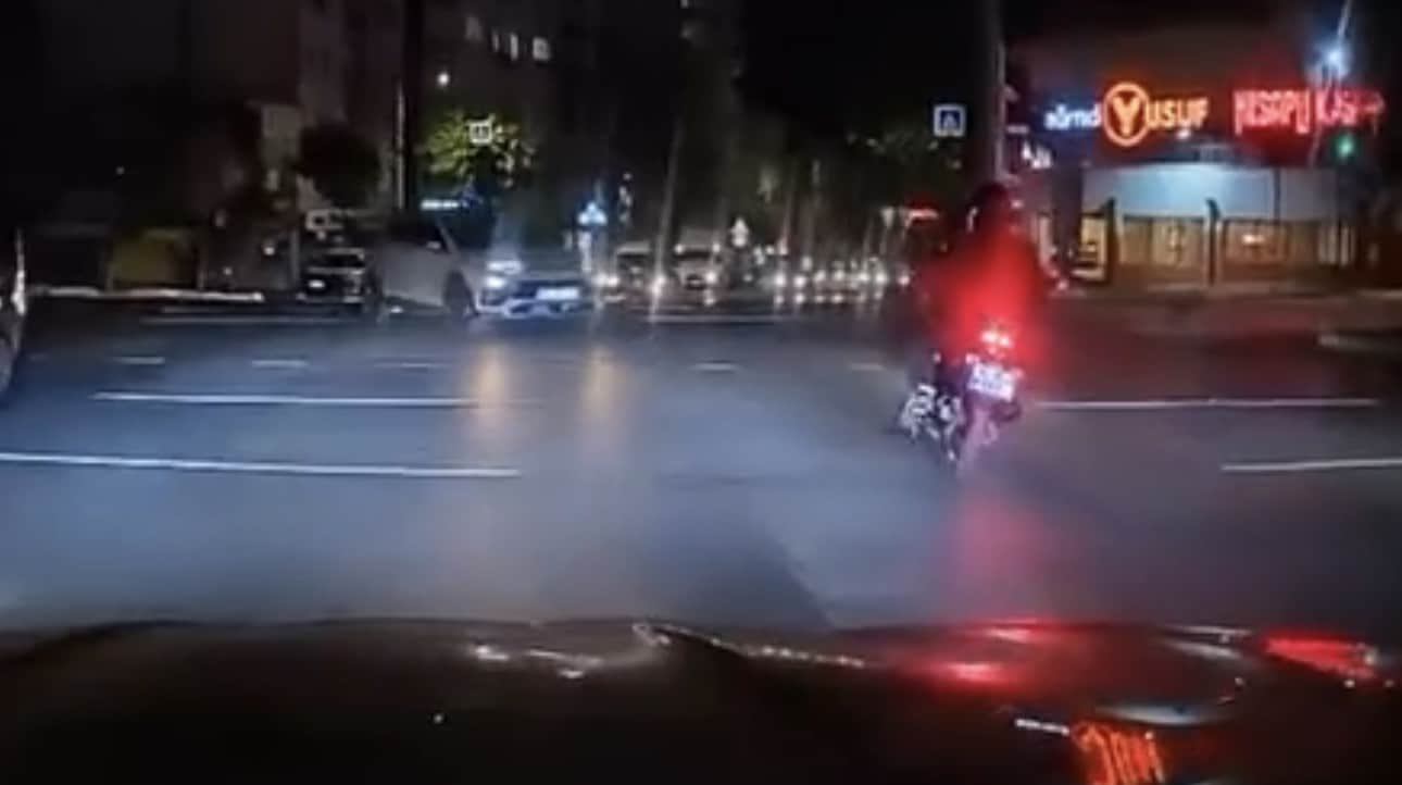 KIRMIZI IŞIKTA GEÇEN OTOMOBİL MOTOSİKLETE ÇARPTI