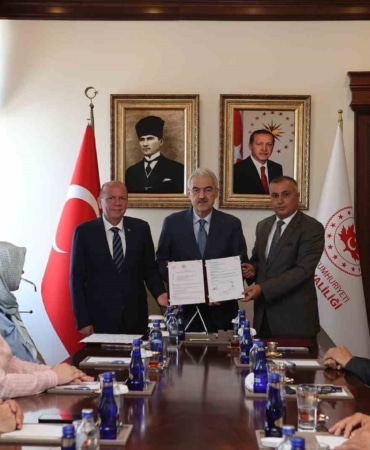 BURSA TİCARET BORSASI, MERHUM MECLİS BAŞKANI MEHMET AYDIN’IN VEFAT YIL DÖNÜMÜNDE ANLAMLI BİR PROTOKOLE İMZA ATTI. MÜLKİYETİ BURSA TİCARET BORSASI’NA AİT OLAN OKUL BİNASI, BURSA VALİLİĞİ’NDE DÜZENLENEN TÖRENLE MİLLÎ EĞİTİM BAKANLIĞI’NA DEVREDİLDİ. OKULUN ADI, MERHUM BAŞKANIN ANISINI YAŞATMAK AMACIYLA "BURSA TİCARET BORSASI MEHMET AYDIN İMAM HATİP ORTAOKULU" OLARAK DEĞİŞTİRİLDİ.