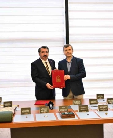 YILDIRIM BELEDİYESİ, KENTİN TARİHİ VE KÜLTÜREL HAFIZASINA GÜÇ KATACAK ÖNEMLİ BİR PROJEYİ DAHA HAYATA GEÇİRİYOR. FARKLI DÖNEMLERE AİT KÜLTÜREL VE MANEVİ DEĞERİ YÜKSEK OBJELERİN YANI SIRA BURSA’NIN GEÇMİŞİNİ YANSITAN ESERLERİN YER ALACAĞI MÜZE İÇİN İLK ADIM ATILDI. KÜLTÜREL VE MANEVİ DEĞERİ YÜKSEK ÇOK SAYIDA OBJENİN YANI SIRA, KENTİN GEÇMİŞİNE IŞIK TUTAN TARİHİ ESERLERİN YER ALACAĞI MÜZE İÇİN ÇALIŞMA BAŞLATILDI.