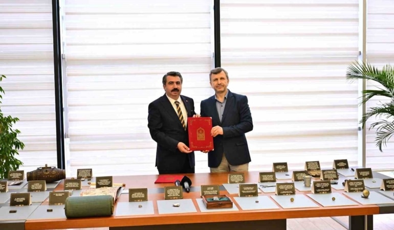 YILDIRIM BELEDİYESİ, KENTİN TARİHİ VE KÜLTÜREL HAFIZASINA GÜÇ KATACAK ÖNEMLİ BİR PROJEYİ DAHA HAYATA GEÇİRİYOR. FARKLI DÖNEMLERE AİT KÜLTÜREL VE MANEVİ DEĞERİ YÜKSEK OBJELERİN YANI SIRA BURSA’NIN GEÇMİŞİNİ YANSITAN ESERLERİN YER ALACAĞI MÜZE İÇİN İLK ADIM ATILDI. KÜLTÜREL VE MANEVİ DEĞERİ YÜKSEK ÇOK SAYIDA OBJENİN YANI SIRA, KENTİN GEÇMİŞİNE IŞIK TUTAN TARİHİ ESERLERİN YER ALACAĞI MÜZE İÇİN ÇALIŞMA BAŞLATILDI.