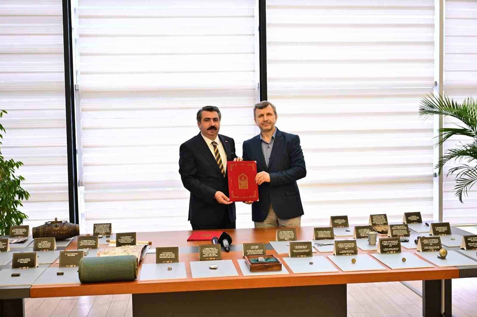 YILDIRIM BELEDİYESİ, KENTİN TARİHİ VE KÜLTÜREL HAFIZASINA GÜÇ KATACAK ÖNEMLİ BİR PROJEYİ DAHA HAYATA GEÇİRİYOR. FARKLI DÖNEMLERE AİT KÜLTÜREL VE MANEVİ DEĞERİ YÜKSEK OBJELERİN YANI SIRA BURSA’NIN GEÇMİŞİNİ YANSITAN ESERLERİN YER ALACAĞI MÜZE İÇİN İLK ADIM ATILDI. KÜLTÜREL VE MANEVİ DEĞERİ YÜKSEK ÇOK SAYIDA OBJENİN YANI SIRA, KENTİN GEÇMİŞİNE IŞIK TUTAN TARİHİ ESERLERİN YER ALACAĞI MÜZE İÇİN ÇALIŞMA BAŞLATILDI.