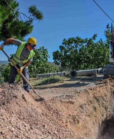 BURSA BÜYÜKŞEHİR BELEDİYESİ, İL GENELİNDE SÜRDÜRDÜĞÜ ALTYAPI AĞINI GÜÇLENDİRME ÇALIŞMALARI KAPSAMINDA OSMANGAZİ İLÇESİNDEKİ YENİ YERLEŞİM BÖLGELERİNDE KANALİZASYON İMALATINA BAŞLADI.