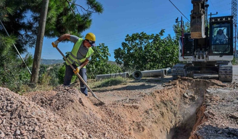 BURSA BÜYÜKŞEHİR BELEDİYESİ, İL GENELİNDE SÜRDÜRDÜĞÜ ALTYAPI AĞINI GÜÇLENDİRME ÇALIŞMALARI KAPSAMINDA OSMANGAZİ İLÇESİNDEKİ YENİ YERLEŞİM BÖLGELERİNDE KANALİZASYON İMALATINA BAŞLADI.