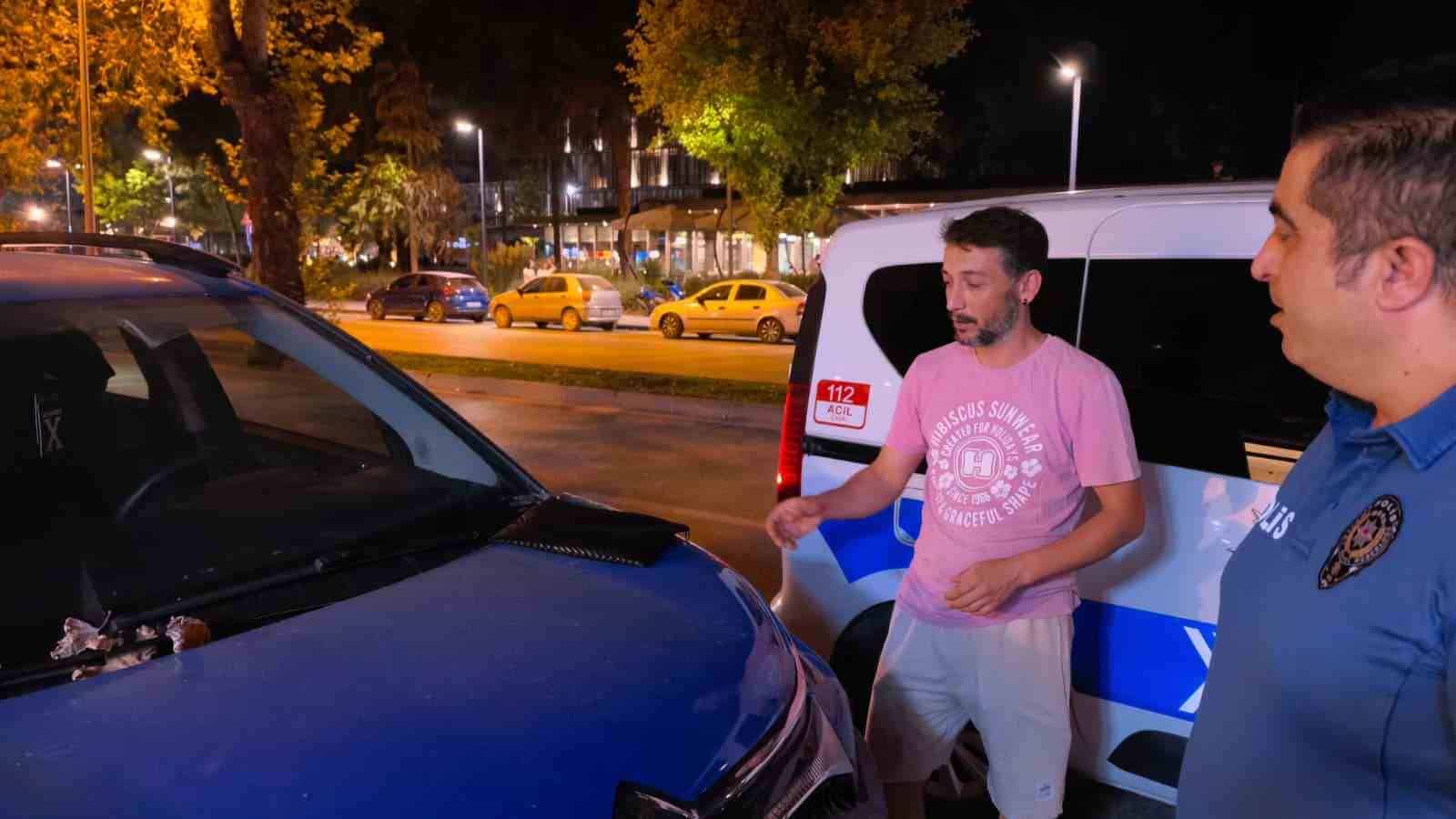 BURSA’NIN İNEGÖL İLÇESİNDE DUYARLI VATANDAŞ YASİN AKDUMAN, ARAÇ KAPUTUNUN ÜZERİNDE BULDUĞU VE İÇERİSİNDE YAKLAŞIK 30 BİN TL BULUNAN ÇANTAYI SAHİBİNE ULAŞTIRILMASI İÇİN POLİSE TESLİM ETTİ.