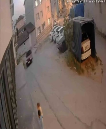 BURSA'DA İKİ ÇOCUK SOKAKTA OYUN OYNADIĞI SIRADA BİR OTOMOBİLİN DRİFT YAPARAK SOKAĞA GİRMESİ YÜREKLERİ AĞZA GETİRDİ.