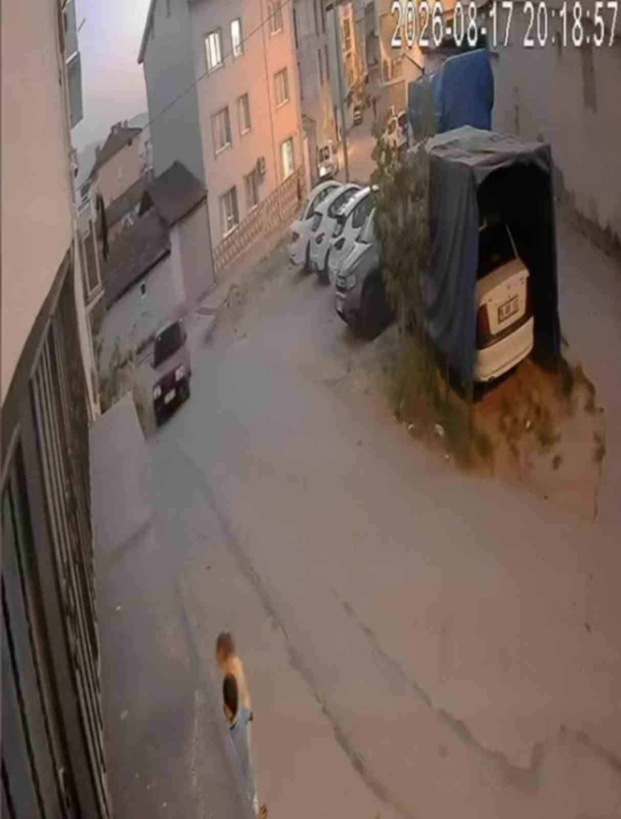 BURSA'DA İKİ ÇOCUK SOKAKTA OYUN OYNADIĞI SIRADA BİR OTOMOBİLİN DRİFT YAPARAK SOKAĞA GİRMESİ YÜREKLERİ AĞZA GETİRDİ.