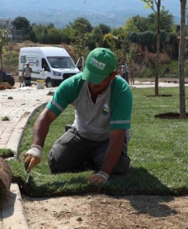İNEGÖL BELEDİYESİ’NİN YENİCEKÖY’DE BULUNAN DOĞA SPORLARI VE TURİZM MERKEZİ (DOSTUM) BÜNYESİNDE HAYATA GEÇİRDİĞİ KAMP MERKEZİ PROJESİNDE ÇALIŞMALAR HIZ KESMEDEN DEVAM EDİYOR. KAMP ALANINDA ÇİM SERİMLERİ VE YEŞİL ALAN DÜZENLEMELERİ İLE 200 METREKARELİK YEMEKHANE ÇADIRININ KURULUM ÇALIŞMALARI SÜRÜYOR.