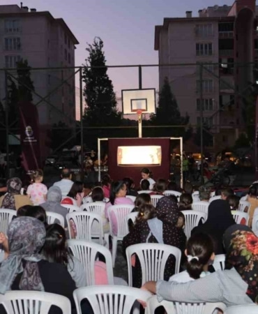 İNEGÖL BELEDİYESİ’NİN “İNEGÖL’DE YAZ ETKİNLİKLERİ” KAPSAMINDA DÜZENLEDİĞİ “KARAGÖZ’ÜN SALINCAĞI” ADLI GÖLGE OYUNUNUN İLK GÖSTERİMİ, TOKİ SEMT SAHASI’NDA YOĞUN KATILIMLA GERÇEKLEŞTİRİLDİ. GELENEKSEL TÜRK GÖLGE TİYATROSUNUN SEVİLEN KARAKTERLERİ KARAGÖZ VE HACİVAT, ÇOCUKLAR VE AİLELERE KEYİFLİ BİR AKŞAM YAŞATTI.