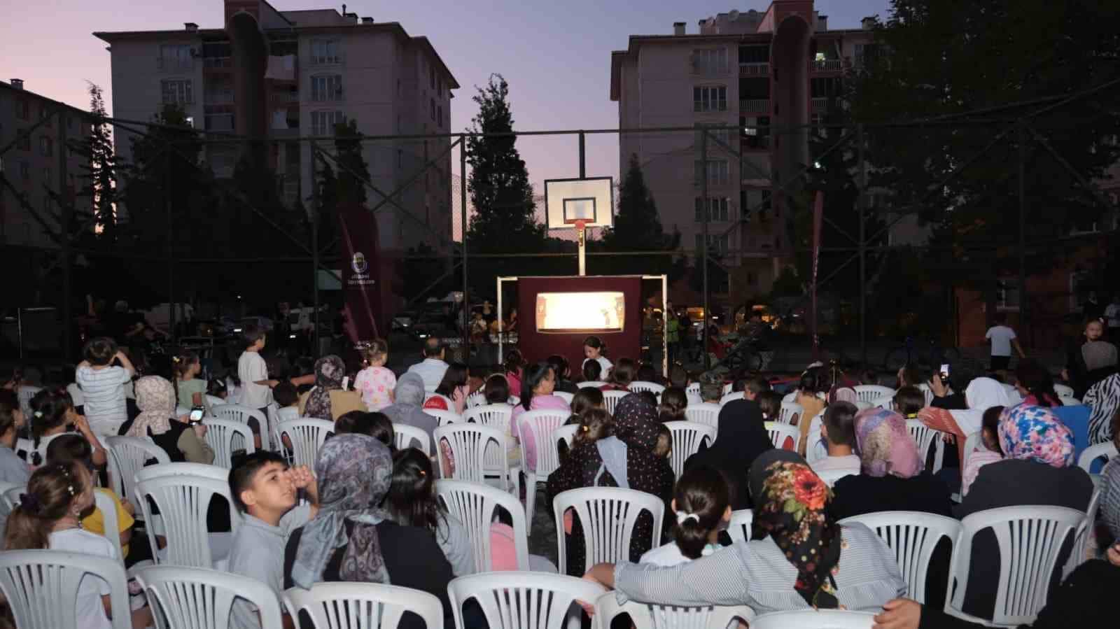 İNEGÖL BELEDİYESİ’NİN “İNEGÖL’DE YAZ ETKİNLİKLERİ” KAPSAMINDA DÜZENLEDİĞİ “KARAGÖZ’ÜN SALINCAĞI” ADLI GÖLGE OYUNUNUN İLK GÖSTERİMİ, TOKİ SEMT SAHASI’NDA YOĞUN KATILIMLA GERÇEKLEŞTİRİLDİ. GELENEKSEL TÜRK GÖLGE TİYATROSUNUN SEVİLEN KARAKTERLERİ KARAGÖZ VE HACİVAT, ÇOCUKLAR VE AİLELERE KEYİFLİ BİR AKŞAM YAŞATTI.