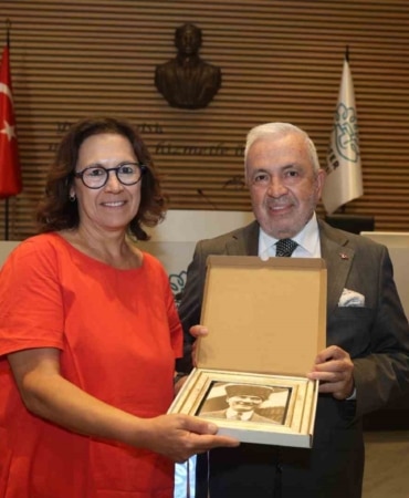 VRUPA BİRLİĞİ FONUYLA HAYATA GEÇİRİLEN PROJE KAPSAMINDA TÜRK VE ALMAN GENÇLER NİLÜFER’DE BİR ARAYA GELDİ. İKİ ÜLKE ARASINDAKİ DOSTLUK BAĞLARINI GÜÇLENDİRMEYİ HEDEFLEYEN PROGRAM KAPSAMINDA GENÇLER, NİLÜFER BELEDİYE BAŞKANI ŞADİ ÖZDEMİR’İ ZİYARET ETTİ.