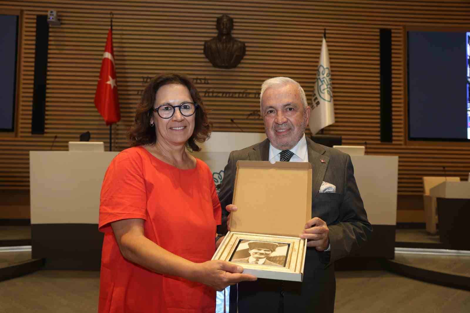 VRUPA BİRLİĞİ FONUYLA HAYATA GEÇİRİLEN PROJE KAPSAMINDA TÜRK VE ALMAN GENÇLER NİLÜFER’DE BİR ARAYA GELDİ. İKİ ÜLKE ARASINDAKİ DOSTLUK BAĞLARINI GÜÇLENDİRMEYİ HEDEFLEYEN PROGRAM KAPSAMINDA GENÇLER, NİLÜFER BELEDİYE BAŞKANI ŞADİ ÖZDEMİR’İ ZİYARET ETTİ.