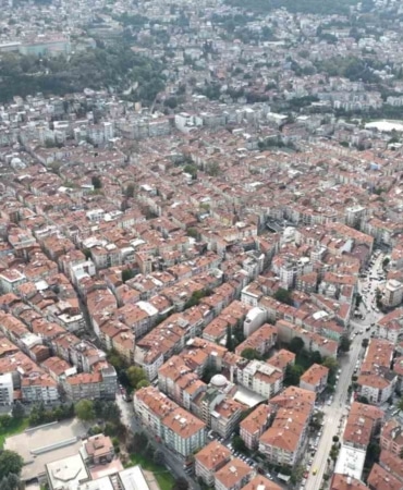 BURSA BÜYÜKŞEHİR BELEDİYE BAŞKAN VEKİLİ ŞAHİN BİBA, OSMANGAZİ İLÇESİNDEKİ 82 HEKTARLIK ALTIPARMAK-ÇARŞAMBA BÖLGESİNDE 2.215 YAPININ YÜZDE 85’İNİN YÜKSEK RİSK GRUBUNDA BULUNDUĞUNA DİKKAT ÇEKEREK, "BU BÖLGEDE KENTSEL DÖNÜŞÜM SÜRECİNE HIZ VERDİK. SÜRECİ, TAMAMEN KATILIMCI YAKLAŞIMLA YÜRÜTECEĞİZ" DEDİ.