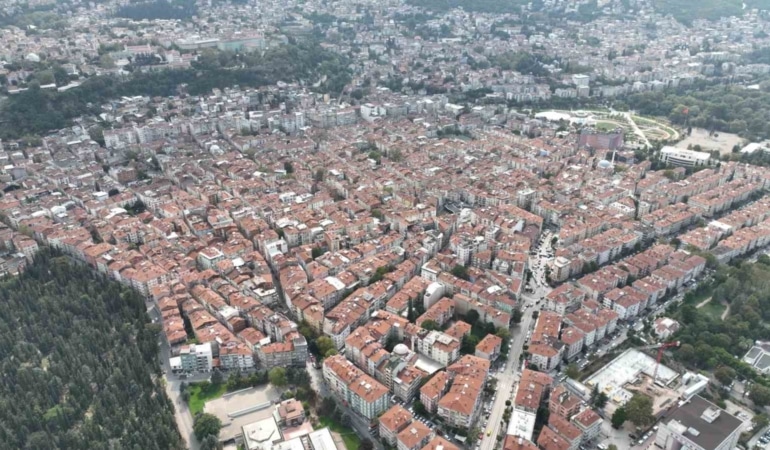 BURSA BÜYÜKŞEHİR BELEDİYE BAŞKAN VEKİLİ ŞAHİN BİBA, OSMANGAZİ İLÇESİNDEKİ 82 HEKTARLIK ALTIPARMAK-ÇARŞAMBA BÖLGESİNDE 2.215 YAPININ YÜZDE 85’İNİN YÜKSEK RİSK GRUBUNDA BULUNDUĞUNA DİKKAT ÇEKEREK, "BU BÖLGEDE KENTSEL DÖNÜŞÜM SÜRECİNE HIZ VERDİK. SÜRECİ, TAMAMEN KATILIMCI YAKLAŞIMLA YÜRÜTECEĞİZ" DEDİ.