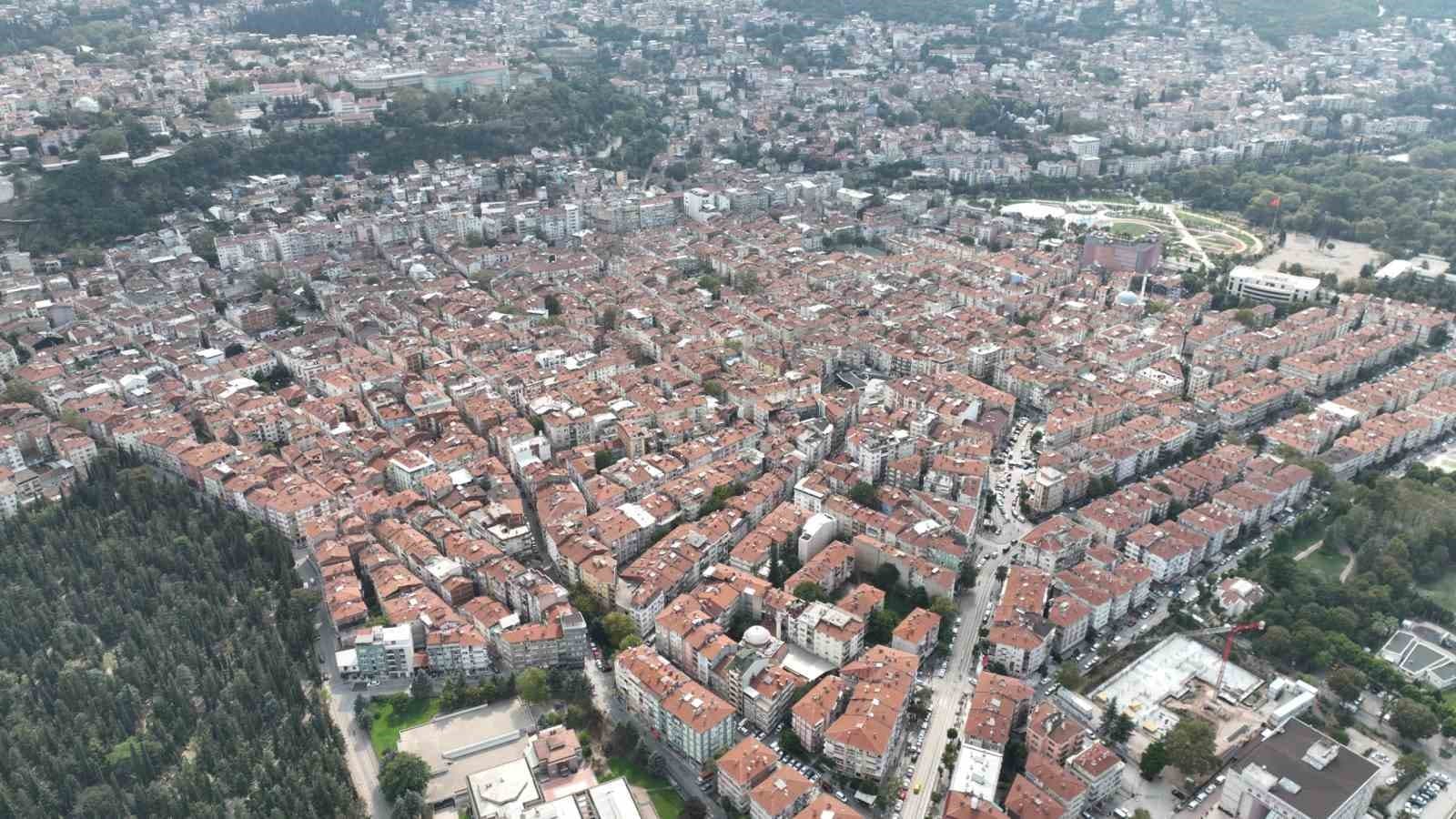 BURSA BÜYÜKŞEHİR BELEDİYE BAŞKAN VEKİLİ ŞAHİN BİBA, OSMANGAZİ İLÇESİNDEKİ 82 HEKTARLIK ALTIPARMAK-ÇARŞAMBA BÖLGESİNDE 2.215 YAPININ YÜZDE 85’İNİN YÜKSEK RİSK GRUBUNDA BULUNDUĞUNA DİKKAT ÇEKEREK, "BU BÖLGEDE KENTSEL DÖNÜŞÜM SÜRECİNE HIZ VERDİK. SÜRECİ, TAMAMEN KATILIMCI YAKLAŞIMLA YÜRÜTECEĞİZ" DEDİ.