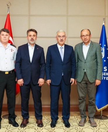 BURSA VALİSİ EROL AYYILDIZ (SAĞDAN İKİNCİ) VE AK PARTİ BURSA MİLLETVEKİLİ MUSTAFA YAVUZ (SAĞDA), İSTANBUL İL JANDARMA KOMUTANLIĞI GÖREVİNE ATANAN BURSA İL JANDARMA KOMUTANI TÜMGENERAL İDRİS TATAROĞLU (SOLDA) İLE BİR ARAYA GELDİ.