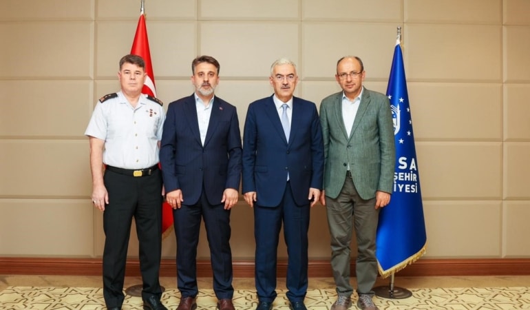 BURSA VALİSİ EROL AYYILDIZ (SAĞDAN İKİNCİ) VE AK PARTİ BURSA MİLLETVEKİLİ MUSTAFA YAVUZ (SAĞDA), İSTANBUL İL JANDARMA KOMUTANLIĞI GÖREVİNE ATANAN BURSA İL JANDARMA KOMUTANI TÜMGENERAL İDRİS TATAROĞLU (SOLDA) İLE BİR ARAYA GELDİ.