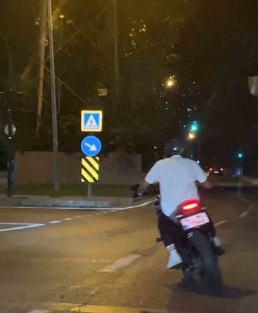 BURSA'DA KIRMIZI IŞIKTA BEKLEYEN MOTOSİKLET SÜRÜCÜSÜNÜN DRİFT ATARAK KALKIŞ YAPTIĞI ANLAR KAMERAYA YANSIDI