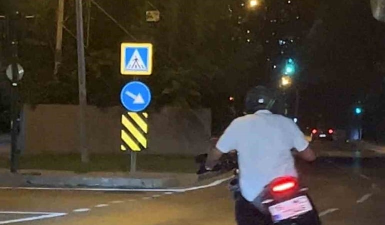 BURSA'DA KIRMIZI IŞIKTA BEKLEYEN MOTOSİKLET SÜRÜCÜSÜNÜN DRİFT ATARAK KALKIŞ YAPTIĞI ANLAR KAMERAYA YANSIDI