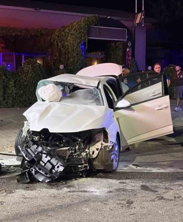 BURSA’DA KAVŞAKTAN ARA YOLA GİRMEK İSTEYEN OTOMOBİLE KARŞI YOLDAN HIZLA GELEN JİP ÇARPTI. ÇARPIŞMANIN ETKİSİYLE OTOMOBİLDE BULUNAN 2 GÜVENLİK GÖREVLİSİ OLAY YERİNDE HAYATINI KAYBEDERKEN, JİP SÜRÜCÜSÜ İSE AĞIR YARALANDI.