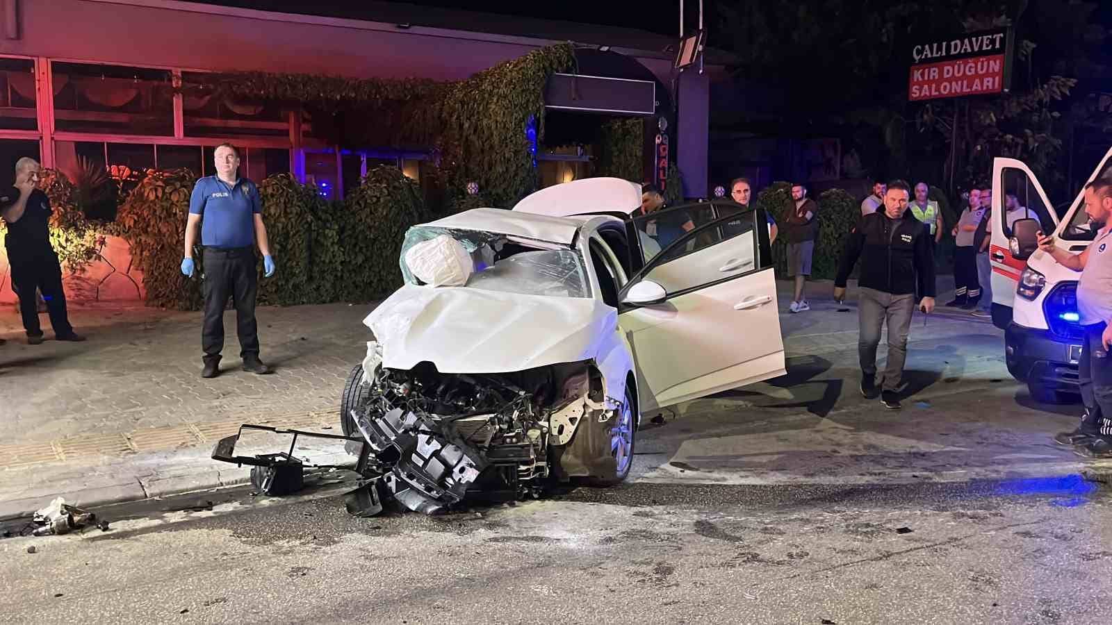 BURSA’DA KAVŞAKTAN ARA YOLA GİRMEK İSTEYEN OTOMOBİLE KARŞI YOLDAN HIZLA GELEN JİP ÇARPTI. ÇARPIŞMANIN ETKİSİYLE OTOMOBİLDE BULUNAN 2 GÜVENLİK GÖREVLİSİ OLAY YERİNDE HAYATINI KAYBEDERKEN, JİP SÜRÜCÜSÜ İSE AĞIR YARALANDI.