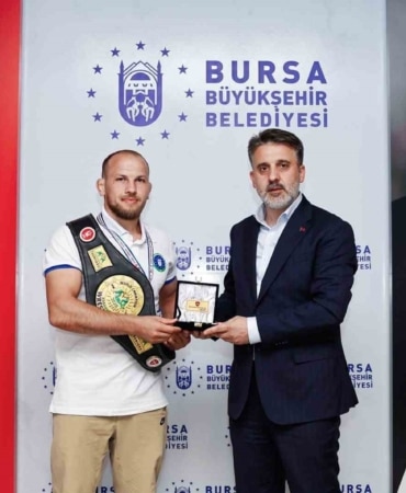 BÜYÜKŞEHİR BELEDİYESİ BAŞKAN VEKİLİ ŞAHİN BİBA (SAĞDA), KEÇİÖREN BÜYÜKLER KARAKUCAK GÜREŞİ DÜNYA ŞAMPİYONASI'NDA 75 KİLODA ALTIN MADALYA KAZANAN BURSA BÜYÜKŞEHİR BELEDİYESPOR KULÜBÜ SPORCUSU FAZLI ERYILMAZ'I (SOLDA) MAKAMINDA AĞIRLADI.