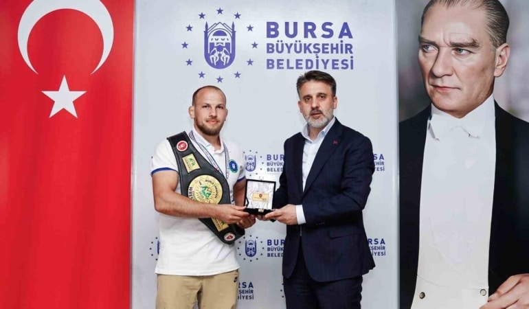 BÜYÜKŞEHİR BELEDİYESİ BAŞKAN VEKİLİ ŞAHİN BİBA (SAĞDA), KEÇİÖREN BÜYÜKLER KARAKUCAK GÜREŞİ DÜNYA ŞAMPİYONASI'NDA 75 KİLODA ALTIN MADALYA KAZANAN BURSA BÜYÜKŞEHİR BELEDİYESPOR KULÜBÜ SPORCUSU FAZLI ERYILMAZ'I (SOLDA) MAKAMINDA AĞIRLADI.