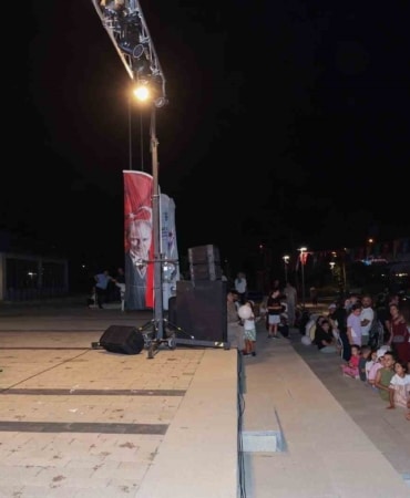 BURSA BÜYÜKŞEHİR BELEDİYESİ ŞEHİR TİYATROSU’NUN YENİ ÇOCUK OYUNU ‘İKİ BAVUL DOLUSU’, MUSTAFAKEMALPAŞA’DA DÜZENLENEN İLÇE ŞENLİĞİNDE İLK KEZ MİNİK TİYATROSEVERLERLE BULUŞTU.