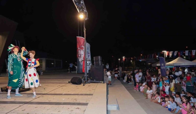 BURSA BÜYÜKŞEHİR BELEDİYESİ ŞEHİR TİYATROSU’NUN YENİ ÇOCUK OYUNU ‘İKİ BAVUL DOLUSU’, MUSTAFAKEMALPAŞA’DA DÜZENLENEN İLÇE ŞENLİĞİNDE İLK KEZ MİNİK TİYATROSEVERLERLE BULUŞTU.