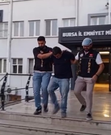 BURSA’DA HAKKINDA HIRSIZLIK SUÇUNDAN 9 YIL 7 AY KESİNLEŞMİŞ HAPİS CEZASI BULUNAN VE FİRARİ OLARAK ARANAN ŞAHIS, MUDANYA’DA SAKLANDIĞI BAĞ EVİNDE YAKALANDI.