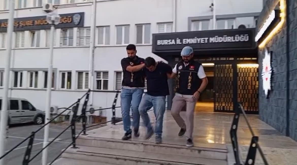 BURSA’DA HAKKINDA HIRSIZLIK SUÇUNDAN 9 YIL 7 AY KESİNLEŞMİŞ HAPİS CEZASI BULUNAN VE FİRARİ OLARAK ARANAN ŞAHIS, MUDANYA’DA SAKLANDIĞI BAĞ EVİNDE YAKALANDI.