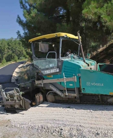 BURSA BÜYÜKŞEHİR BELEDİYESİ, ŞAHİN BİBA BAŞKANLIĞINDA BAŞLATILAN ULAŞIM SEFERBERLİĞİ ÇERÇEVESİNDE 17 İLÇEDE YATIRIMLARINA DEVAM EDERKEN VATANDAŞLARDAN GELEN TALEPLERİ DE İVEDİLİKLE KARŞILIYOR. BU KAPSAMDA ORHANELİ’DE 1,5 KİLOMETRELİK BAĞLANTI YOLU YENİLENİYOR.