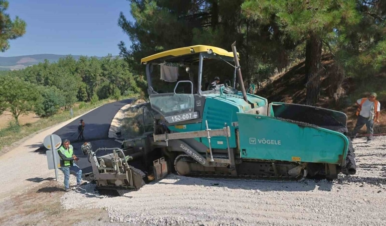 BURSA BÜYÜKŞEHİR BELEDİYESİ, ŞAHİN BİBA BAŞKANLIĞINDA BAŞLATILAN ULAŞIM SEFERBERLİĞİ ÇERÇEVESİNDE 17 İLÇEDE YATIRIMLARINA DEVAM EDERKEN VATANDAŞLARDAN GELEN TALEPLERİ DE İVEDİLİKLE KARŞILIYOR. BU KAPSAMDA ORHANELİ’DE 1,5 KİLOMETRELİK BAĞLANTI YOLU YENİLENİYOR.