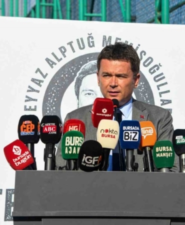 OSMANGAZİ BELEDİYESİ, GENÇ YAŞTA HAYATINI KAYBEDEN MECLİS ÜYESİ FEYYAZ ALPTUĞ MEMİŞOĞULLARI’NIN AZİZ HATIRASINI, ÇOCUKLARIN HEYECANI VE SPORUN BİRLEŞTİRİCİ GÜCÜYLE YAŞATIYOR. DOSTLUK, KARDEŞLİK VE DAYANIŞMA DUYGULARINI YEŞİL SAHAYA TAŞIYAN FEYYAZ ALPTUĞ MEMİŞOĞULLARI ANISINA FUTBOL DOSTLUK TURNUVASI, OSMANGAZİ BELEDİYE BAŞKANI ERKAN AYDIN VE SPOR CAMİASININ GENİŞ KATILIMIYLA BAŞLADI.