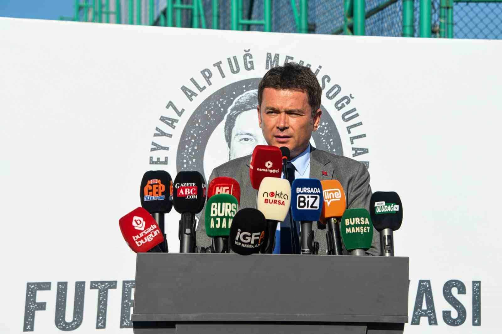 OSMANGAZİ BELEDİYESİ, GENÇ YAŞTA HAYATINI KAYBEDEN MECLİS ÜYESİ FEYYAZ ALPTUĞ MEMİŞOĞULLARI’NIN AZİZ HATIRASINI, ÇOCUKLARIN HEYECANI VE SPORUN BİRLEŞTİRİCİ GÜCÜYLE YAŞATIYOR. DOSTLUK, KARDEŞLİK VE DAYANIŞMA DUYGULARINI YEŞİL SAHAYA TAŞIYAN FEYYAZ ALPTUĞ MEMİŞOĞULLARI ANISINA FUTBOL DOSTLUK TURNUVASI, OSMANGAZİ BELEDİYE BAŞKANI ERKAN AYDIN VE SPOR CAMİASININ GENİŞ KATILIMIYLA BAŞLADI.