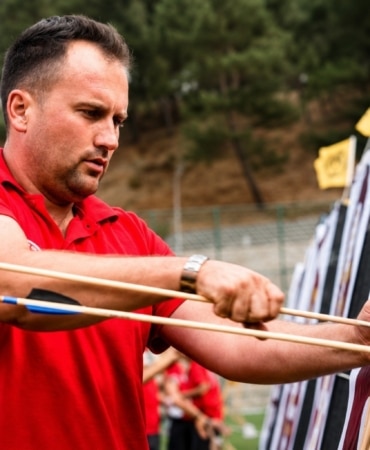 KARACABEY BELEDİYESPOR KULÜBÜ’NÜN BAŞARILI GELENEKSEL OKÇULUK SPORCUSU FATİH ÇETİN, AMASYA’DA DÜZENLENEN MİLLİ TAKIM SEÇME KAMPI’NDA ELDE ETTİĞİ DERECEYLE BÜYÜK BİR BAŞARIYA İMZA ATTI. SIRALAMA ATIŞLARINDA 49 SAYI YAPAN ÇETİN, TÜRKİYE REKORUNU EGALE EDERKEN, KAMPI 1. SIRADA TAMAMLAYARAK KORE’DE DÜZENLENECEK GELENEKSEL OKÇULUK DÜNYA ŞAMPİYONASI’NDA TÜRKİYE’Yİ VE KARACABEY BELEDİYESPOR KULÜBÜ’NÜ TEMSİL ETME HAKKI KAZANDI.