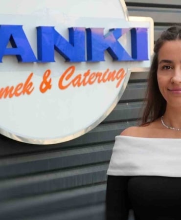 İŞLETMELERİN ENDÜSTRİYEL YEMEK SEKTÖRÜNDEN BEKLENTİLERİ YENİDEN ŞEKİLLENİYOR. LEZZET VE FİYATIN YANI SIRA GIDA GÜVENLİĞİ, KALİTE VE HİZMET SÜREKLİLİĞİ FİRMA SEÇİMİNDE ÖNE ÇIKARKEN, YÜKSEK KAPASİTELİ ÜRETİMDE AYNI STANDARDIN SÜRDÜRÜLEBİLMESİ GÜVENİN TEMEL UNSURLARINDAN BİRİ HALİNE GELİYOR.