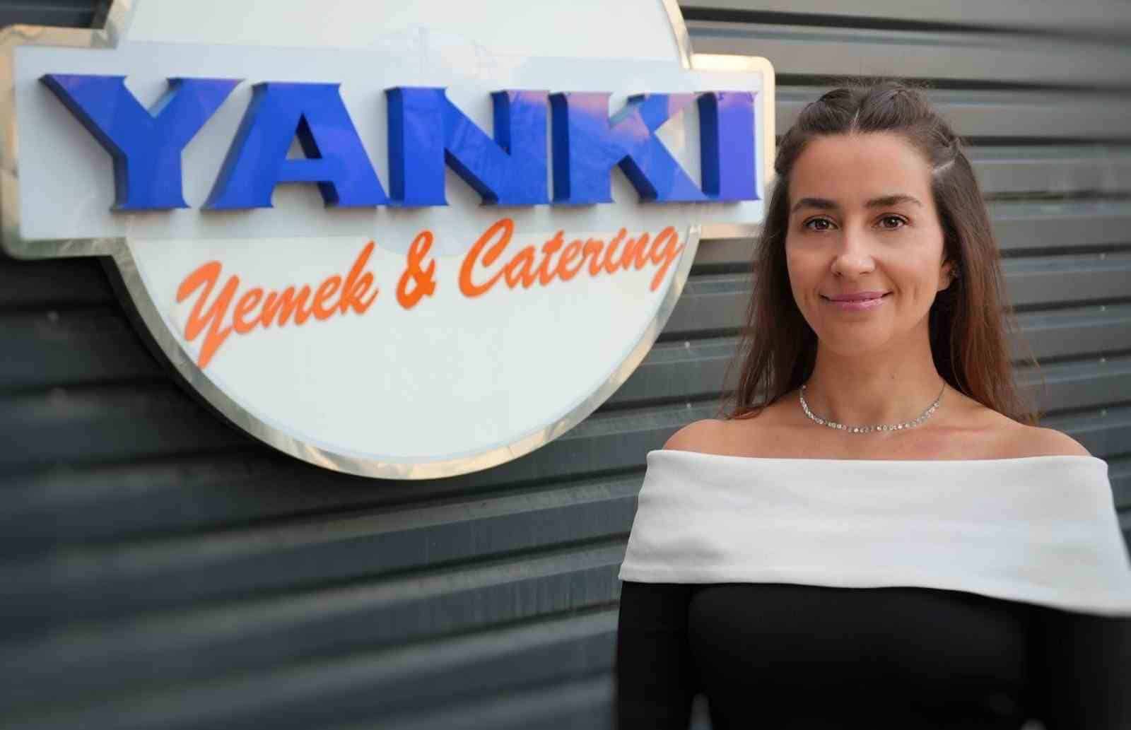İŞLETMELERİN ENDÜSTRİYEL YEMEK SEKTÖRÜNDEN BEKLENTİLERİ YENİDEN ŞEKİLLENİYOR. LEZZET VE FİYATIN YANI SIRA GIDA GÜVENLİĞİ, KALİTE VE HİZMET SÜREKLİLİĞİ FİRMA SEÇİMİNDE ÖNE ÇIKARKEN, YÜKSEK KAPASİTELİ ÜRETİMDE AYNI STANDARDIN SÜRDÜRÜLEBİLMESİ GÜVENİN TEMEL UNSURLARINDAN BİRİ HALİNE GELİYOR.
