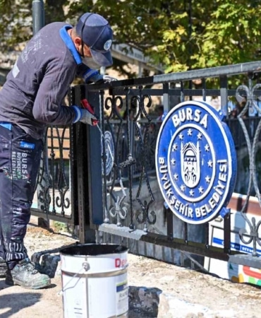 BURSA BÜYÜKŞEHİR BELEDİYESİ, ŞEHRİN EN ÖNDE GELEN TURİZM DESTİNASYONLARINDAN BİRİ OLAN GÖLYAZI’DA GENİŞ KAPSAMLI BAKIM, TEMİZLİK VE ÇEVRE DÜZENLEME ÇALIŞMASI BAŞLATTI.