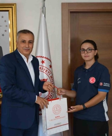 GENÇ OKÇU FATMA NİSA, AVRUPA ŞAMPİYONLUĞUNUN ARDINDAN İL MİLLİ EĞİTİM MÜDÜRÜ’NÜN KONUĞU OLDU. BURSA’DA MİLLİ OKÇU FATMA NİSA GÖKDEMİR, AVRUPA GENÇLER OKÇULUK ŞAMPİYONASI’NDA U18 MAKARALI YAY KADIN MİLLİ TAKIMI İLE ELDE ETTİĞİ AVRUPA ŞAMPİYONLUĞUNUN ARDINDAN İL MİLLİ EĞİTİM MÜDÜRÜ GÜRHAN ÇOKGEZER TARAFINDAN MAKAMINDA KABUL EDİLDİ.