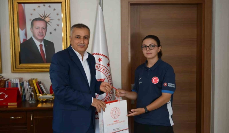 GENÇ OKÇU FATMA NİSA, AVRUPA ŞAMPİYONLUĞUNUN ARDINDAN İL MİLLİ EĞİTİM MÜDÜRÜ’NÜN KONUĞU OLDU. BURSA’DA MİLLİ OKÇU FATMA NİSA GÖKDEMİR, AVRUPA GENÇLER OKÇULUK ŞAMPİYONASI’NDA U18 MAKARALI YAY KADIN MİLLİ TAKIMI İLE ELDE ETTİĞİ AVRUPA ŞAMPİYONLUĞUNUN ARDINDAN İL MİLLİ EĞİTİM MÜDÜRÜ GÜRHAN ÇOKGEZER TARAFINDAN MAKAMINDA KABUL EDİLDİ.
