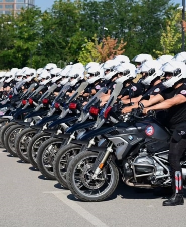 BURSA EMNİYET MÜDÜRLÜĞÜ BÜNYESİNDE GÖREV YAPACAK MOTOSİKLETLİ POLİS TİMLERİ İÇİN DÜZENLENEN TEMEL EĞİTİM KURSU SONA ERDİ. EĞİTİMİ BAŞARIYLA TAMAMLAYAN POLİSLER İÇİN SERTİFİKA TÖRENİ GERÇEKLEŞTİRİLDİ.