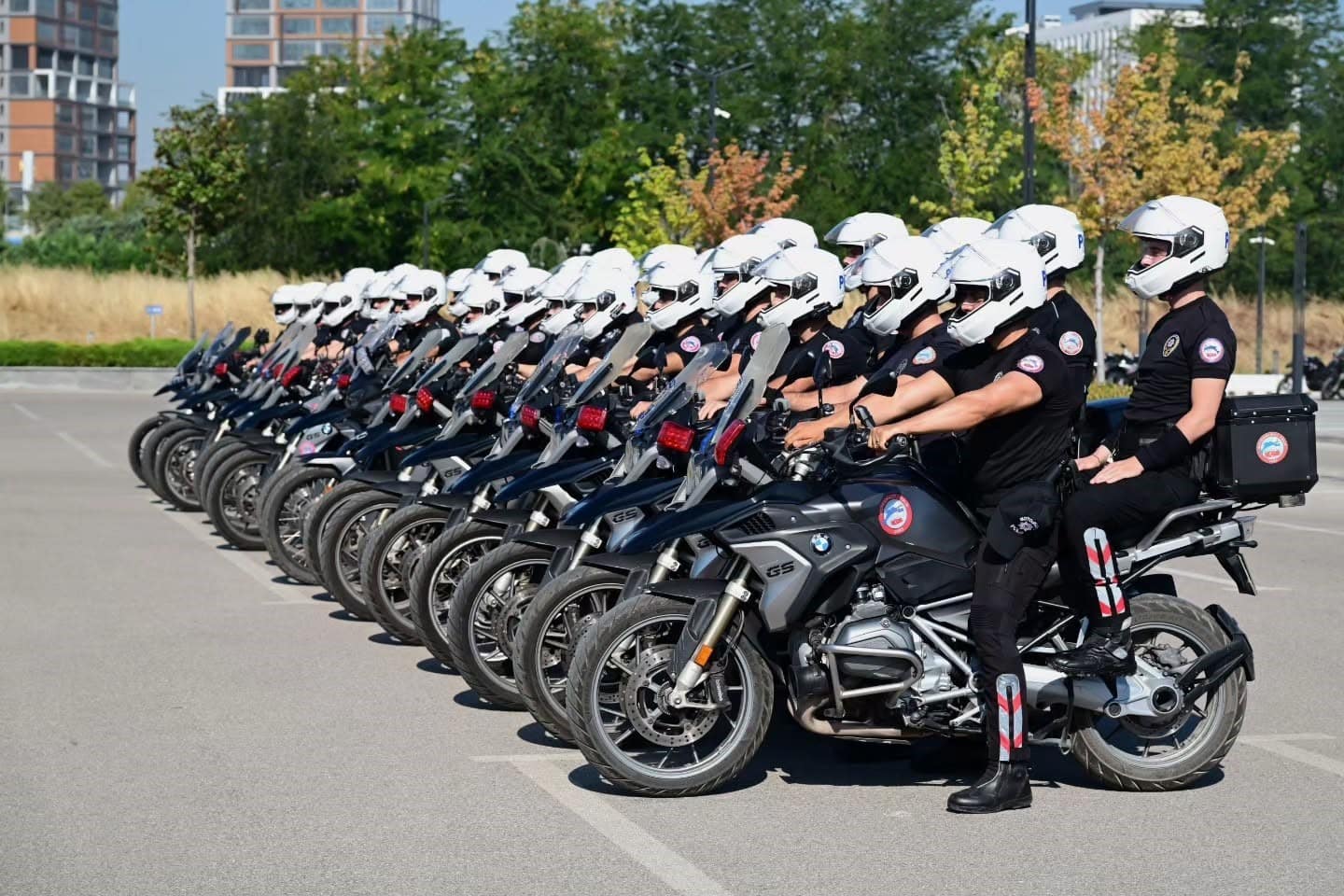 BURSA EMNİYET MÜDÜRLÜĞÜ BÜNYESİNDE GÖREV YAPACAK MOTOSİKLETLİ POLİS TİMLERİ İÇİN DÜZENLENEN TEMEL EĞİTİM KURSU SONA ERDİ. EĞİTİMİ BAŞARIYLA TAMAMLAYAN POLİSLER İÇİN SERTİFİKA TÖRENİ GERÇEKLEŞTİRİLDİ.