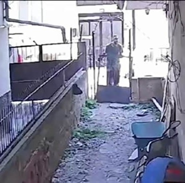 HIRSIZLIK ANLARI GÜVENLİK KAMERASINA YANSIDI