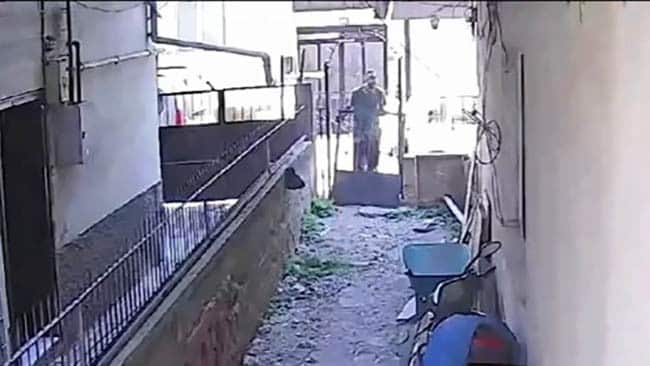 HIRSIZLIK ANLARI GÜVENLİK KAMERASINA YANSIDI