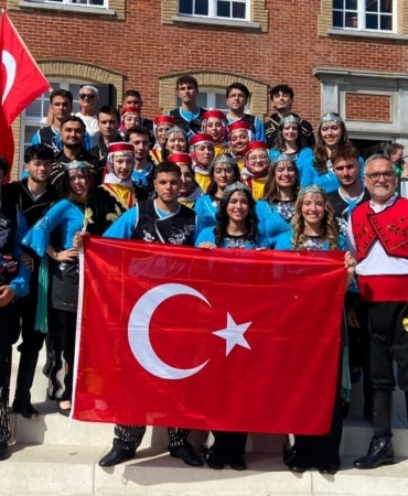 BURSA ULUDAĞ ÜNİVERSİTESİ (BUÜ) HALK OYUNLARI TOPLULUĞU, BELÇİKA’DA DÜZENLENEN ULUSLARARASI KA-DANS FESTİVALİ’NE KATILDI. TÜRKİYE’NİN ZENGİN KÜLTÜRÜNÜ VE HALK DANSLARINI DÜNYA SAHNESİNE TAŞIYAN TOPLULUK, FESTİVAL SÜRESİNCE SERGİLEDİĞİ GÖSTERİLER VE KURDUĞU DOSTLUK BAĞLARIYLA ULUSLARARASI ALANDA BÜYÜK BEĞENİ TOPLADI.