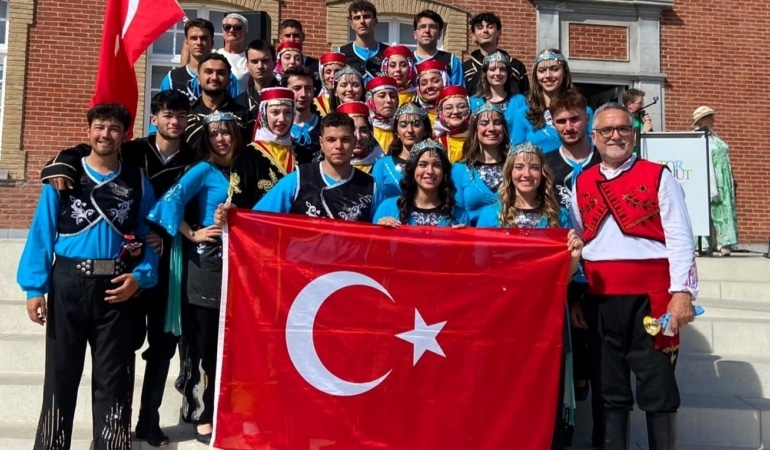BURSA ULUDAĞ ÜNİVERSİTESİ (BUÜ) HALK OYUNLARI TOPLULUĞU, BELÇİKA’DA DÜZENLENEN ULUSLARARASI KA-DANS FESTİVALİ’NE KATILDI. TÜRKİYE’NİN ZENGİN KÜLTÜRÜNÜ VE HALK DANSLARINI DÜNYA SAHNESİNE TAŞIYAN TOPLULUK, FESTİVAL SÜRESİNCE SERGİLEDİĞİ GÖSTERİLER VE KURDUĞU DOSTLUK BAĞLARIYLA ULUSLARARASI ALANDA BÜYÜK BEĞENİ TOPLADI.
