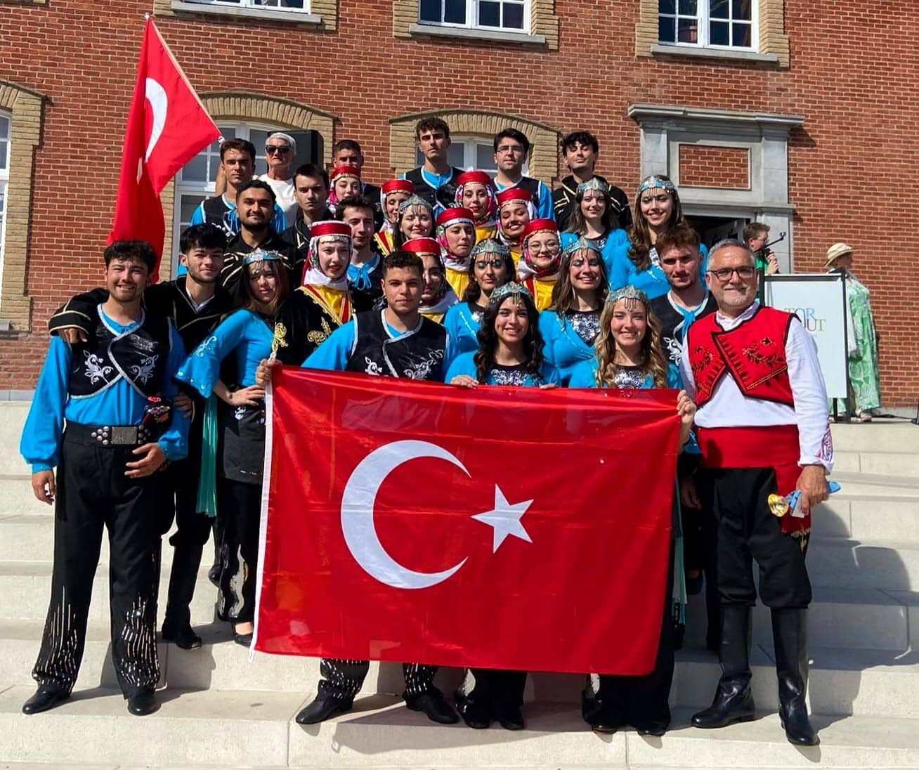 BURSA ULUDAĞ ÜNİVERSİTESİ (BUÜ) HALK OYUNLARI TOPLULUĞU, BELÇİKA’DA DÜZENLENEN ULUSLARARASI KA-DANS FESTİVALİ’NE KATILDI. TÜRKİYE’NİN ZENGİN KÜLTÜRÜNÜ VE HALK DANSLARINI DÜNYA SAHNESİNE TAŞIYAN TOPLULUK, FESTİVAL SÜRESİNCE SERGİLEDİĞİ GÖSTERİLER VE KURDUĞU DOSTLUK BAĞLARIYLA ULUSLARARASI ALANDA BÜYÜK BEĞENİ TOPLADI.