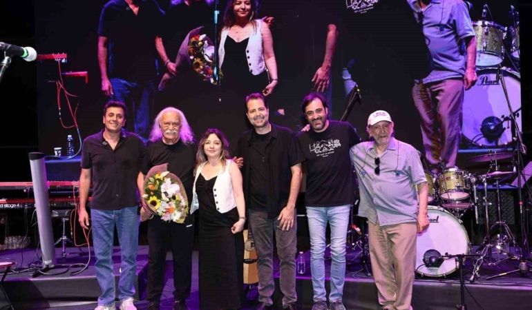 10. ÇALI KÖY FİLMLERİ FESTİVALİ’NİN İLK GÜNÜ MOĞOLLAR’IN MUHTEŞEM KONSERİ İLE BAŞLADI. MÜZİKSEVERLERLE KEYİFLİ DAKİKALAR GEÇİREN GRUP, SEVİLEN PARÇALARINI SANATSEVERLERLE SESLENDİRDİ. DAHA SONRA İDEA FİLMİNİ İZLEYEN SİNEMASEVERLER, KEYİFLİ ETKİNLİKLERLE İLK GÜNÜ TAMAMLADI.