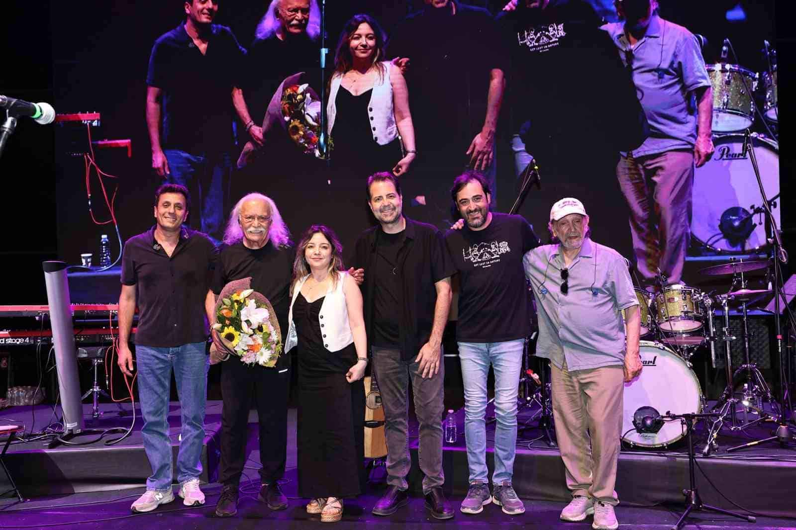 10. ÇALI KÖY FİLMLERİ FESTİVALİ’NİN İLK GÜNÜ MOĞOLLAR’IN MUHTEŞEM KONSERİ İLE BAŞLADI. MÜZİKSEVERLERLE KEYİFLİ DAKİKALAR GEÇİREN GRUP, SEVİLEN PARÇALARINI SANATSEVERLERLE SESLENDİRDİ. DAHA SONRA İDEA FİLMİNİ İZLEYEN SİNEMASEVERLER, KEYİFLİ ETKİNLİKLERLE İLK GÜNÜ TAMAMLADI.